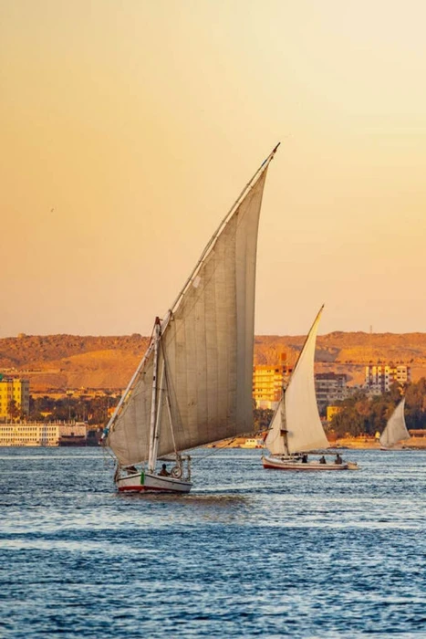 {"en":"felucca-boat-in-the-Nile"}